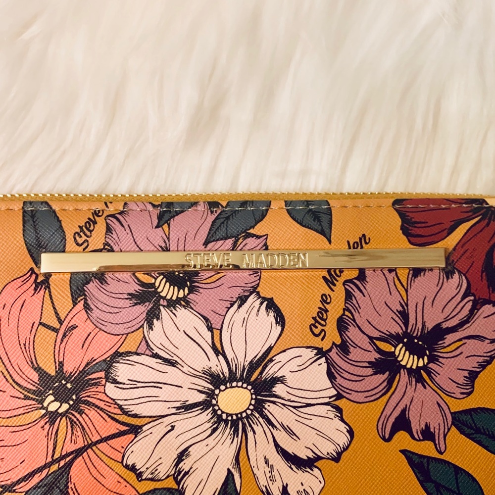 Steve Madden floral zip around wallet/wristlet! - Picture 2 of 2
